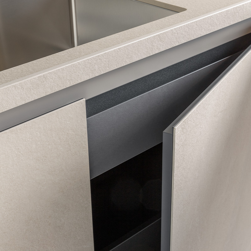 Door with aluminum frame, flat groove and "L" socket | CX 15 Kitchen | CX Frame System | Comprex